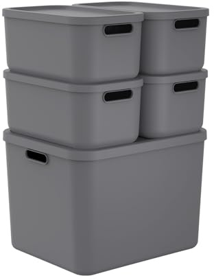 Rotho Albula Aufbewahrungsbox mit Deckel 5er-Set 4 x 12 L + 55 L Anthrazit | Aufbewahrungsboxen, stapelbar und modular, offene ergonomische Griffe, sicher verschließbar, aus recyceltem Kunststoff