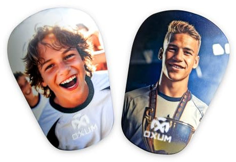 Airlite Player Serie – Mini-Schienbeinschoner für Kinder & Erwachsene mit individuellen Fotos. Inkl. Geschenkbeutel. Größe: M 10x6cm / S 8,3x5,5cm.