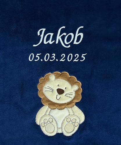 KIDDI-MEDIA Babydecke mit Name und Geburtsdatum Bestickt/kuschelig weich / 1A Qualität (Navyblau - Löwe)