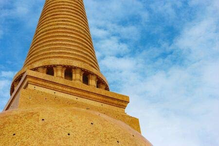 adrium Acryl-Bild 50 x 30 cm: EIN Alter Goldener Stupa, Phra Pathommachedi mit Hintergrund des blauen Himmels.(133930215)