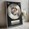DUOMIO Geschenk für silberne Hochzeit/Goldene Schallplatte personalisiert inklusive edlem Rahmen | Größe, Design, Hintergrundfarbe frei-wählbar| High-Quality Druck