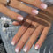 Ceboic 24Pcs Court Carré Faux Ongles Rose Blanc Dégradé Français Press on Nails Naturel Ongles à Coller Acrylique Faux Ongles Autocollants DIY Nail Art Décoration pour Femmes et Filles