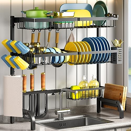 SAYZH Escurridor de Platos para Colocar sobre el Fregadero, 3 Niveles Grandes Ajustables (25.5 a 33.5 Pulgadas) para encimera de Cocina con Ganchos, Soporte para Utensilios de Taza, Organizador para