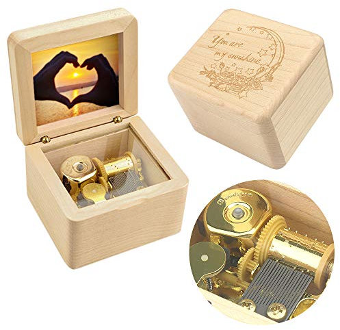 Sinzyo natürliche hölzerne Spieluhr mit anpassbaren Fotos für Weihnachten, Geburtstag (Ahorn Charakter, Melodie:You Are My Sunshine)