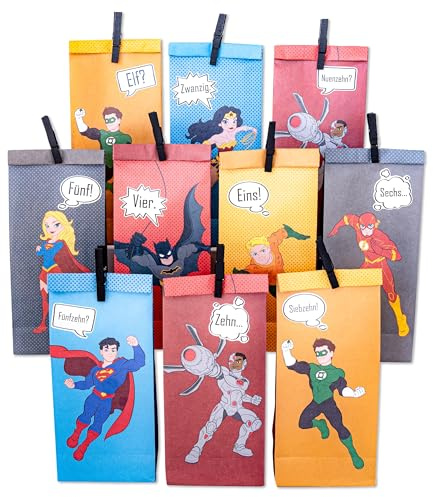 Papierdrachen Adventskalender 2025 - DC Justice League - 8 Designs - DIY Bastelset zum Befüllen- mit 24 Papiertüten - Zahlenstickern Holzklammern - Superhelden Fans