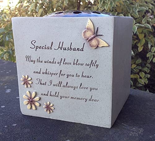 OnlineStreet Jarrón para Tumba con Mariposas y Flores, Adorno conmemorativo para Flores, Grabado con un Verso funerario, Resistente a la Intemperie, 14 x 15 cm (Marido) (13974)