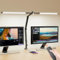 YAMYONE 20W Doppelkopf LED-Schreibtischlampe, Faltbare Klemm-Architektenlampe, 5 Farbtemperaturen Dimmbare Helligkeit, Fernbedienung & Touch-Steuerung, PD USB-Ladeanschluss, Timer Nachtlicht