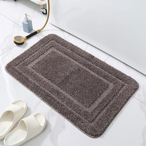 HELLSER Badezimmerteppich KIRA | Badematte rutschfest & Waschbar | Weicher Mikrofaser Badteppich | Saugfähig & Schnelltrocknend | Oeko-TEX Badvorleger für Fußbodenheizung | Braun | 40x60 cm
