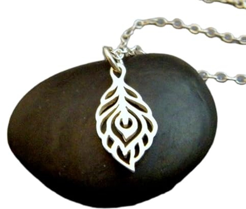 LKBEADS Halskette aus 925er Sterlingsilber mit kleiner Pfauenfeder|Zierlicher Anhänger|Schlicht und zart|Boho-Schmuck mit böhmischem Charme für jeden Tag|Geschenk | mit 45,7 cm | versilbert | 0518