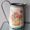 Brocca in metallo con gabbia per uccelli e fiori in stile shabby chic