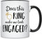 YouNique Designs Tasse mit Aufschrift Does This Ring Make Me Look Engaged, 325 ml, Verlobungsbecher für eine zukünftige Braut (schwarzer Griff)