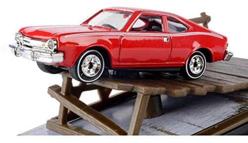 Motormax JAMES BOND 007 Diorama SALTO DAL PONTILE Die Cast Modellino Auto 1974 AMC HORNET Rossa - Man Golden Gun - Scala 1:64 - Lunghezza 7cm