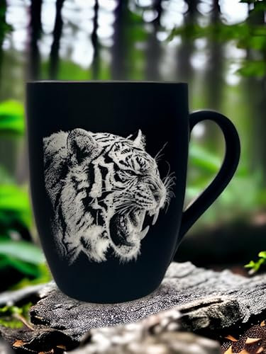 Tasse mit Gravur/auf Wunsch auch mit Text/gummierte Oberfläche/Farbe Schwarz/Porzellan/Personalisiert/Geschenk/mit Tier-Motieven (Tiger)