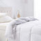 Amazon Basic Bettdecke für Herbst/Winter, King-Size-Bett, tröster, 259 x 229 cm, Alternative Federn, Weiß