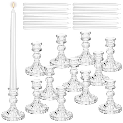 12 Stück Glas Kerzenständer mit 12 Kerzen, Kerzenhalter mit Stabkerze Set | Klare Stabkerzenhalter & Weiße Spitzkerzen für Hochzeit Tisch Deko Ostern Kirche Esstisch Geburtstage