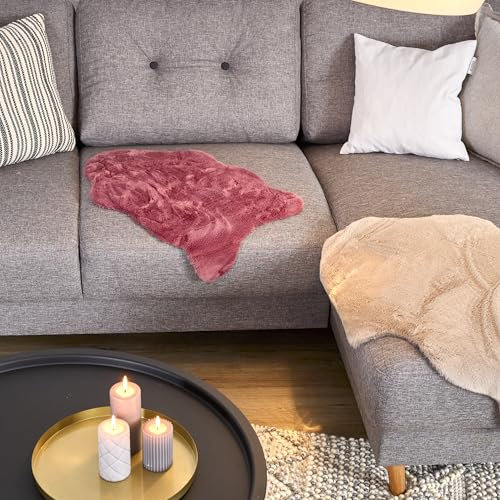 Astra Hochwertiger Kunstfell Teppich flauschig - Teppich Wohnzimmer - Hochflorteppich Lammfell Schaffell Accessoire - Dekofell Bordeaux Shape 55 x 80 cm