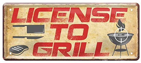 Blechschild License to Grill - lustiges Metallschild mit witzigen Spruch für Man Cave - Retro Deko Schild Terrasse Balkon Garten - Geschenk Grill BBQ - Grill Hobby Zubehör Kugelgrill - 28x12cm
