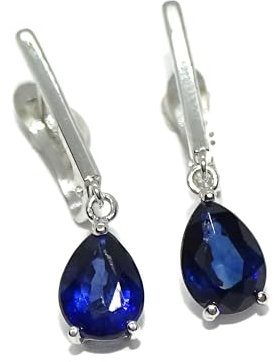 Preciosos pendientes en oro blanco de 18k con 2 zafiros naturales talla lagrima de 7x5. Cierre de pala. 2.20cm de largos. Peso: 1.20 gr.
