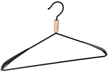 WENKO Kleiderbügel Clara, formgerechter Bügel mit breiter Schulterauflage, Universalbügel im matt-schwarzen Loft-Style, 42 x 3,5 x 25 cm aus pulverbeschichtetem Metall & Buchenholz