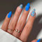 Irikdescia 24 pcs fleurs bleues Press On Nails, Faux ongles de longueur moyenne en amande avec French Tip, Bleu Glossy Designs Faux ongles à coller pour les femmes filles
