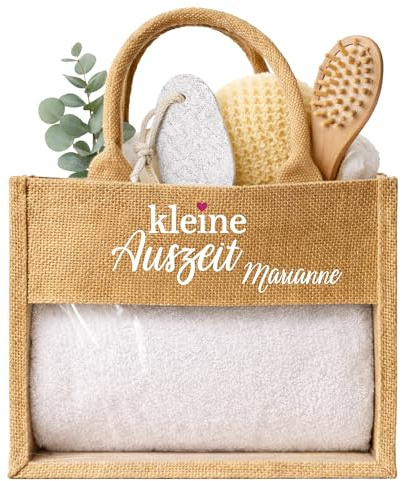 AMBERGER DESIGN by A&M Osterhage amd Personalisierte Wellness Geschenkset Tasche „Kleine Auszeit“ – 7-teiliges Spa Geschenkset für Frauen – Jute Tasche mit Name bedruckt – Selfcare Geschenk
