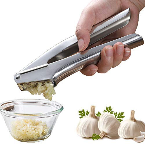 Kuto Knoblauchpresse aus Edelstahl, professionelles, effizientes quadratisches Loch-Design, leicht zu drücken, leicht zu reinigen mit Reinigungsbürste, spülmaschinenfest