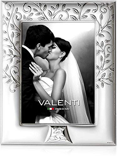 Cornice portafoto di Valenti. Cornice in Argento bilaminato e Retro in Legno con Albero della Vita per 25° Anniversario di Matrimonio. Le Dimensioni Sono 13x18 cm. La referenza è 656 4l