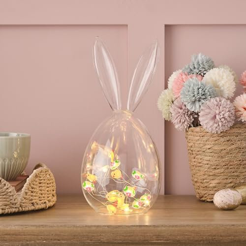 Lights4fun Glas-Osterei mit Hasenohren mit 20er LED Micro Ostereier und Küken Lichterkette warmweiß Timer Batterie Osterdeko Glasglocke Innen Tischdeko Ostern Käseglocke Glas 29 cm