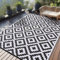 Homaxy Outdoor Teppich Wetterfest, Kunststoff Stroh UV-beständig Wendbar Faltbar Waschbar Balkon Garten Teppich für Terrasse Camping Picknick (270 x 360 cm, Schwarz & Weiß)