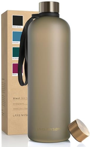 LARS NYSØM Trinkflasche 1 5l | Wasserflasche 1500ml | Ultraleichte Tritan Sport Flasche auslaufsicher, Kohlensäure geeignet - für Sport, Büro, Yoga | 2 Deckel inkludiert (Brown - Gold, XL 1500ml)