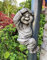Fachhandel Plus Dekofigur kletternder Wichtel Gnom lustige Gartendeko Gartenfigur Troll Zwerg Kunstharz