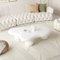 Schlichter Couchtisch in Wolkenform in Weiß/Creme, moderner Beistelltisch in Wolkenform aus Holz 39×27 für Wohnzimmer und Schlafzimmer, unregelmäßiger Couchtisch mit 3 Kugelbeinen
