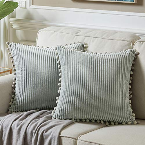 Fancy Homi Kissenbezüge mit Pompons, quadratisch, einfarbig, weiche Kordsamt-Kissenbezüge für Couch, Sofa, Schlafzimmer, Auto, Wohnzimmer, 50 x 50 cm, Grau, 2 Stück