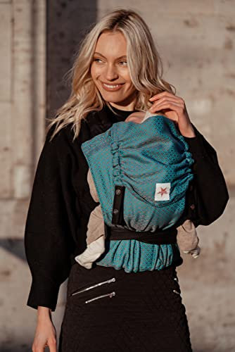 KOKADI Babytrage TaiTai Heart2Heart Lagoon (Unisize) – Ergonomisch, sicher & kuschelweich, handgefertigt aus 100% Bio-Baumwolle – Ab Geburt bis 15 kg, perfekt für große Eltern und Babys – Blau