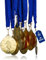 Pokal-Fabrik - Seepferdchen-Medaillen 20er Set Metall - Seepferdchenmedaille golden zum Umhängen für Siegerehrungen - Schwimmabzeichen Gold - Medaillen Kinder mit blauem Band für Vereine & Turniere