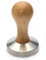 Envirano Espresso Tamper Kaffeemehlpresser 58mm, planar mit hellbraunem Eichenholzgriff und Edelstahl-Basis