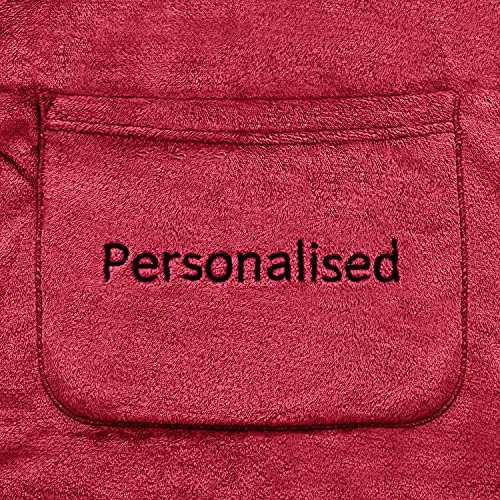 DecoKing Kuscheldecke mit Namen Personalisiert mit Ärmeln Geschenke für Frauen und Männer 170x200 cm Rot Ärmeldecke Microfaser TV Decke Lazy