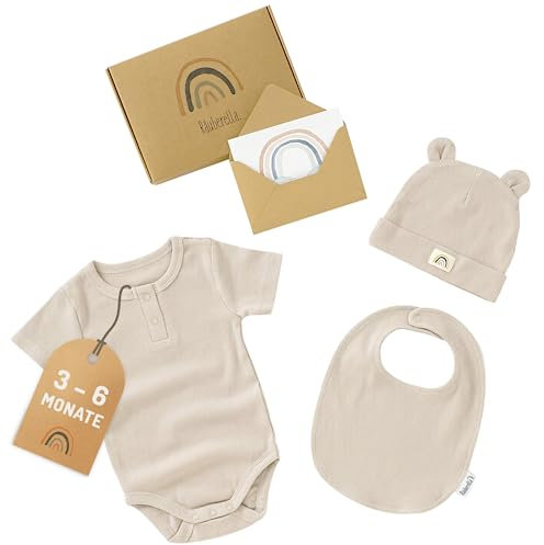 Räuberella® Baby-Geschenk-Set in Beige I Größe 62-68cm I 4-teiliges Geschenkset mit Strampler, Mütze, Lätzchen & Geschenkkarte I Bezauberndes Baby-Set-Neugeborene aus hochwertiger Bio-Baumwolle