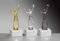 Henecka 🏀 Volleyball-Herren-Pokal, Volleyball-Trophäe, Volleyballspieler mit Ball auf Marmorsockel, mit Wunschgravur, wählbar in 3 Farben (Resin)