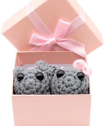 VaroVaro SAD HAMSTER Hamsti Schlüsselanhänger gehäkelt - 2 Stück in Geschenkbox mit süßer Geschenkkarte - Trauriger Hamster Meme - handgemacht