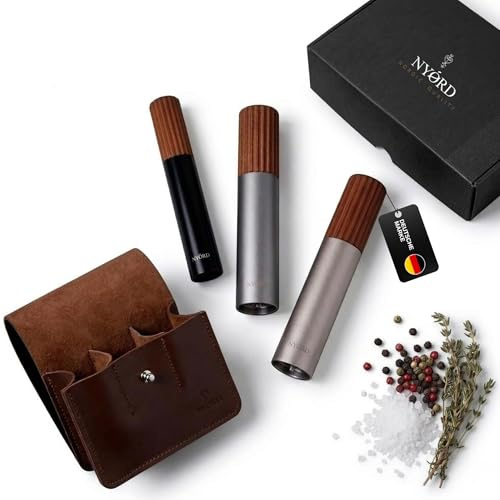 NYORD 3er Set Gewürzmühlen – Schwarz, Champagner & Grau, Salz und Pfeffermühle, Manuelle Mühlen mit Edelstahl Mahlwerk, Stufenloses Einstellen des Mahlgrades, Holzgriff aus Birkenholz, mit Ledertasche