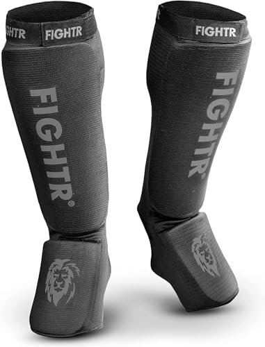 FIGHTR® Schienbeinschoner - mit perfektem Sitz und idealer Polsterung | Schienbeinschutz für Kicks im Kickboxen, MMA, Muay Thai und weitere Kampfsportarten (All Black, XL)