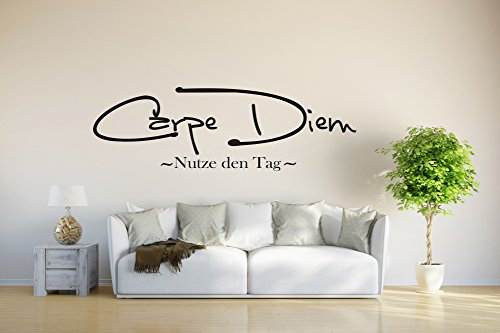 INDIGOS UG - Wandtattoo Wohnzimmer - Wandaufkleber Carpe Diem - schwarz - 80x25 cm - Aufkleber Kinderzimmer Schlafzimmer Küche Badezimmer Büro Dekoration