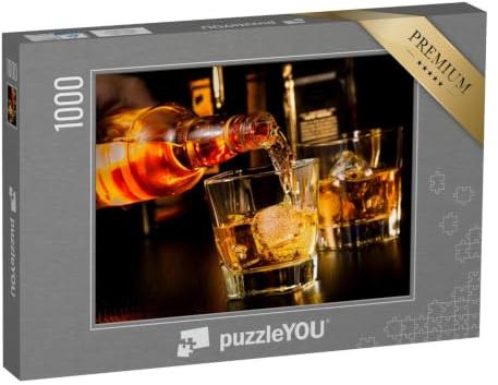 puzzleYOU: Puzzle 1000 Teile „Barmann schenkt Whiskey in Whiskeyglas auf Holztisch EIN, Flasche“ – aus der Puzzle-Kollektion Whisky