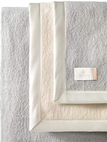 THRENTON Grenoble * 100% gekämmte Baumwolle * Doppelseitig * Zweifarbig *, Hellbeige/hellgrau * Made in Portugal * Plaid * Decke * Tagesdecke *Kuscheldecke * Wolldecke * Couchdecke * Sofadecke