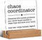 Chaos Koordinator Geschenk für Manager Leiter Kollegen Boss Mentor Dankeschön Geschenke Chaos Koordinator Definition Klar Schreibtisch Dekoratives Schild Acrylschild mit Holzständer für Schreibtisch