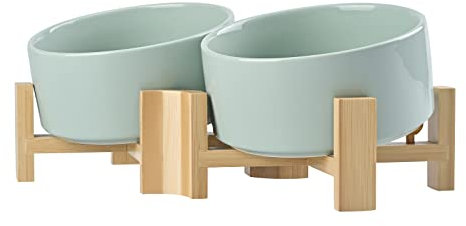 SPUNKYJUNKY 15° Kippbare Keramik Hundenapf mit Holzständer Futter und Wassernapf rutschfest für Hunde und Katzen mit Flachen Gesichtern Kleinen und Mittelgroßen Hunden (850ml × 2, Morandi Grün)