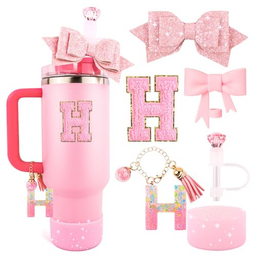 Lingdeer Juego de accesorios de taza rosa para vaso Stanley de 30 onzas y 40 onzas con asa, dijes de letras, cubiertas de popote de lazo y diamante, funda de silicona con purpurina, calcomanía