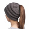 Boolavard BeanieTail Soft Stretch-Zopfmuster Unordentlich hohe Ponyschwanz-Mütze (Grau)