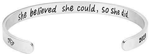 Mytys Inspirierender Armreif für Frauen-Motivierendes Mantra-Zitat Keep Going Edelstahl-Armreif mit Gravur (She believed)